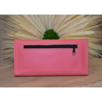 Portfel duży skórzany jasno różowy z kwiatowym kolorowym haftem .